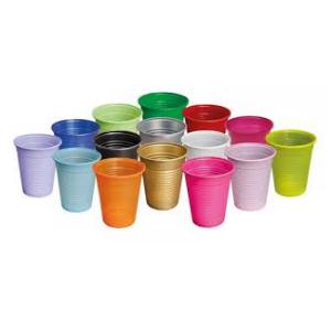 Serie di bicchieri di plastica di diversi colori